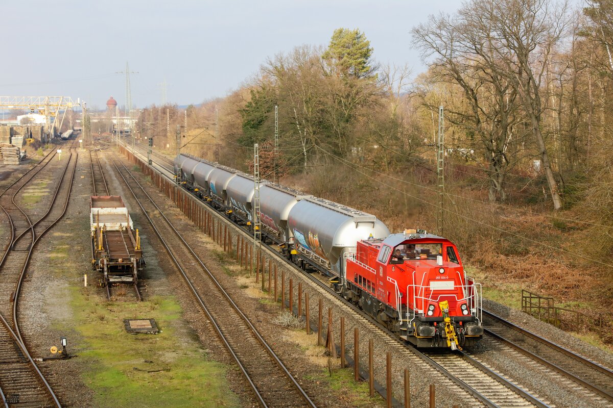 DB 265 024-0 mit Kesselzug in Duisburg Wedau, Januar 2023.