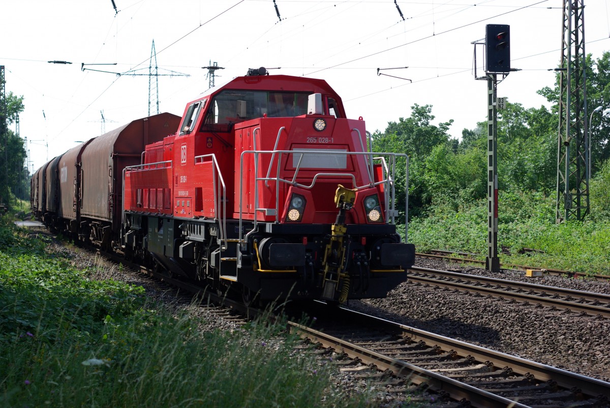 DB 265 028 zieht am 4.7.2015 morgens um halb 11 ihren Güterzug durch Ratingen Lintorf