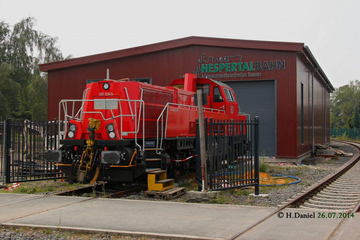 DB 265 029-9 Voith Gravita 15BB zu Gast auf der Hespertalbahn in Essen Kupferdreh. Im Hintergrund sieht man den neuen Lokschuppen, Juli 2014.