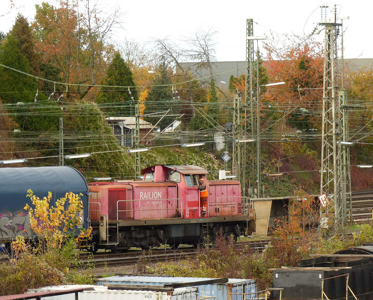 DB 290 632-9 drückt am 01.11.2021 Wagen über den Ablaufberg der Zugbildungsanlage in Kornwestheim Rbf.