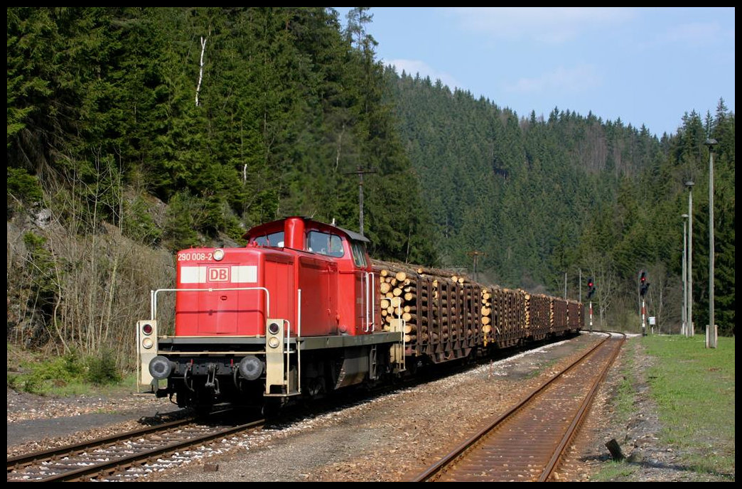 DB 290008-2 erreicht hier mit einem Holzzug am 23.4.2005 den Bahnhof Lichtentanne.
