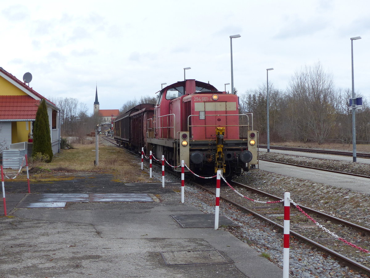 DB 294 661-4 mit einer bergabe Richtung Traunstein, am 12.02.2020 in Hrpolding.