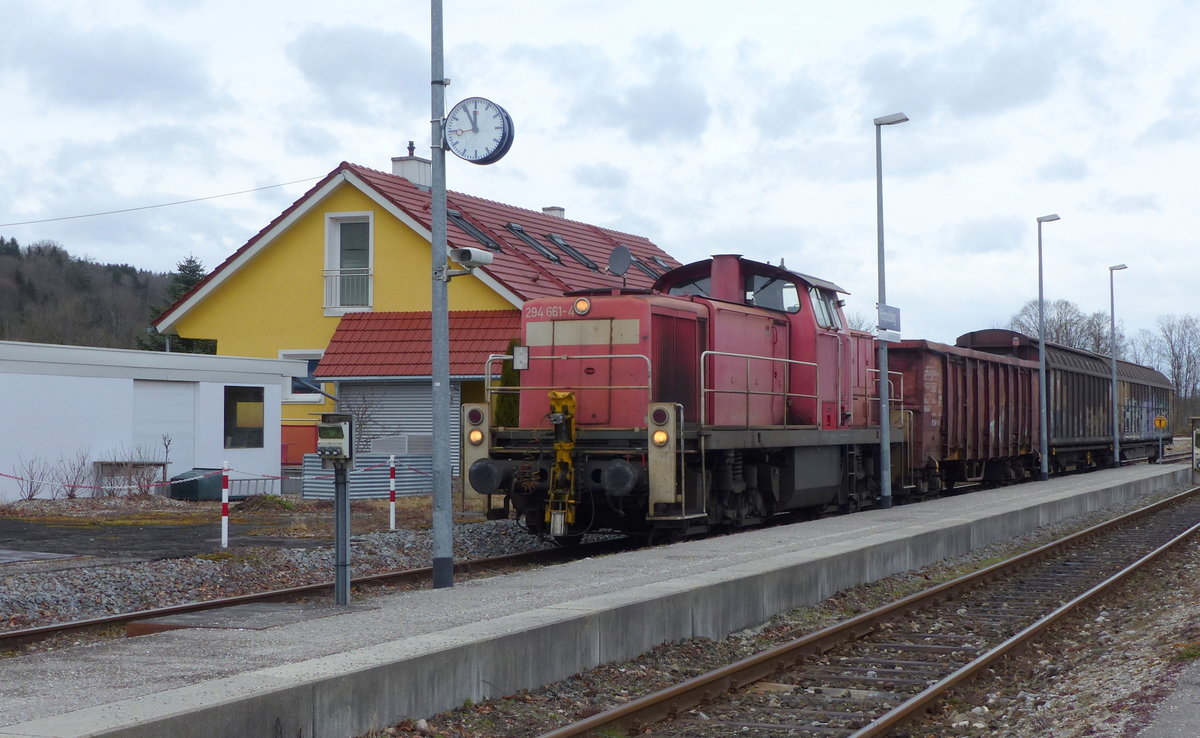 DB 294 661-4 mit einer Übergabe Richtung Traunstein, am 12.02.2020 in Hörpolding.