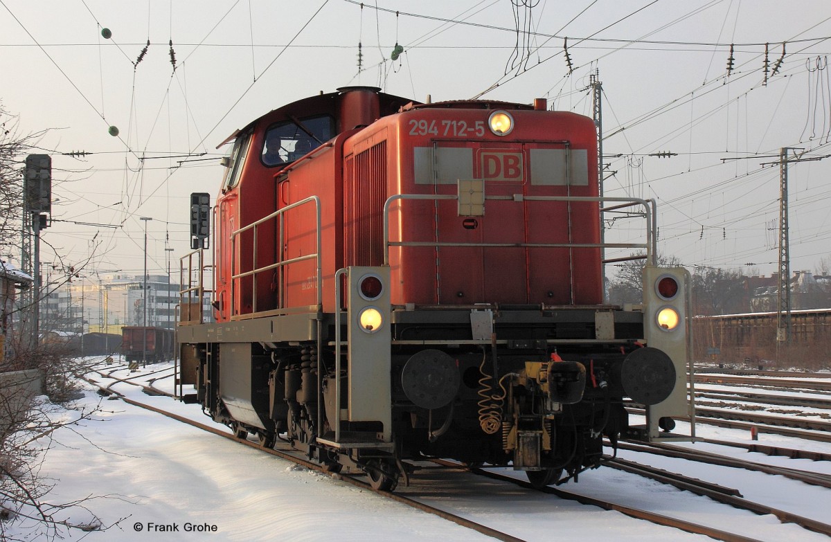 DB 294 712-5, ex DB 290 212-0 (Bj. 1971, Mak) beim Umsetzen im Güterbahnhof München Süd, fotografiert am 14.02.2013
