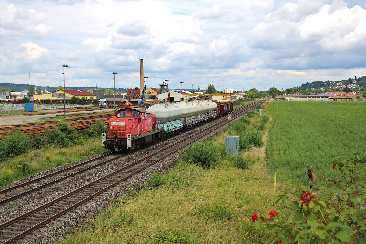 DB 294 717-4 verlässt mit einem kurzen Güterzug Schwandorf in Richtung Regensburg. (26.07.2023)