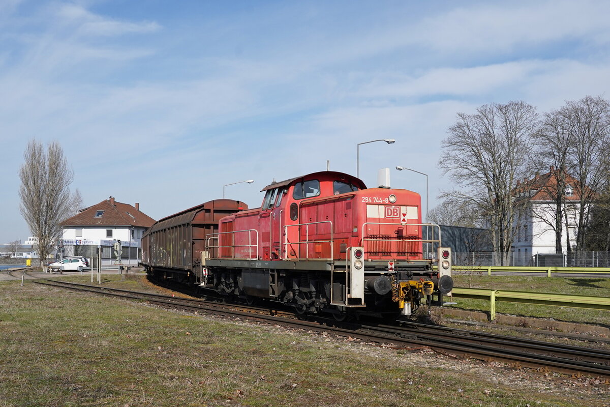 DB-294 744(9880 3294 744-8 D-DB) mit Güterzug in der Hafenstraße.
Die Lok wurde bei der DB als 290 244 in Dienst gestellt und 1972 bei MaK unter der FNr.1000552 gebaut.

2022-03-01 Kehl-Rheinhafen 