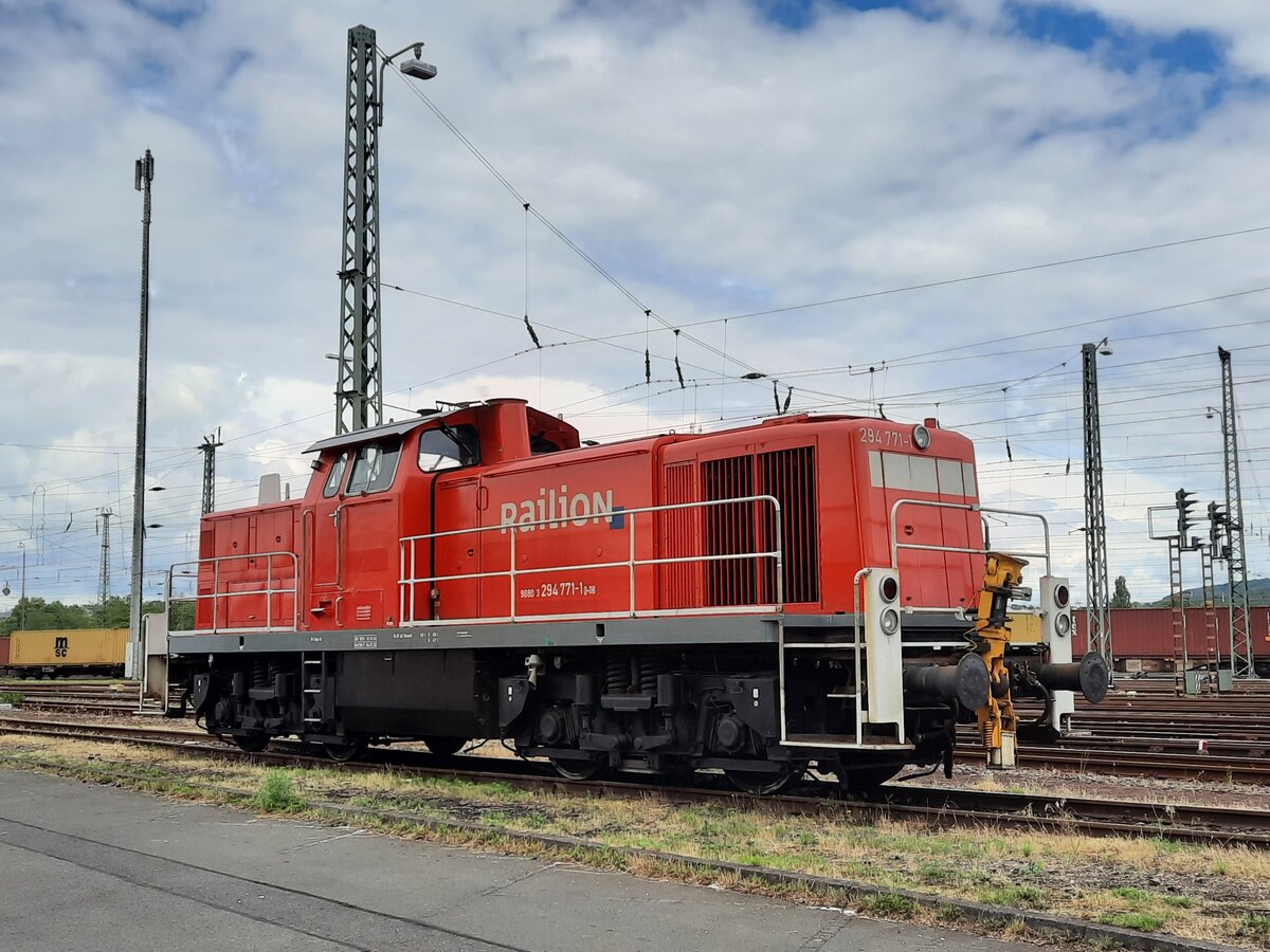 DB 294 771-1 wartete am 30.06.2021 in Bebra auf neue Aufgaben.