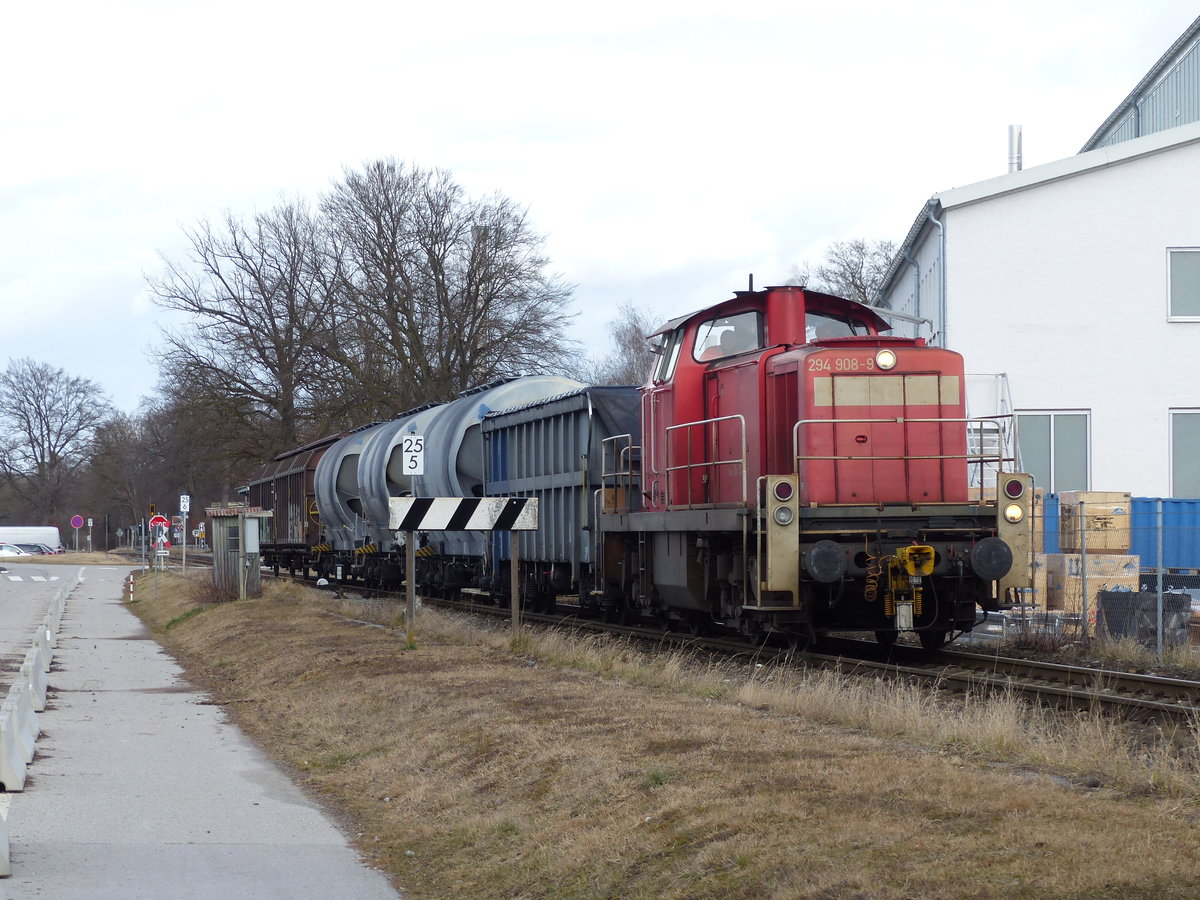 DB 294 908-9 mit einer Übergabe vom AlzChem Werk Schalchen Richtung Trostberg, am 12.02.2020 in Tacherting.