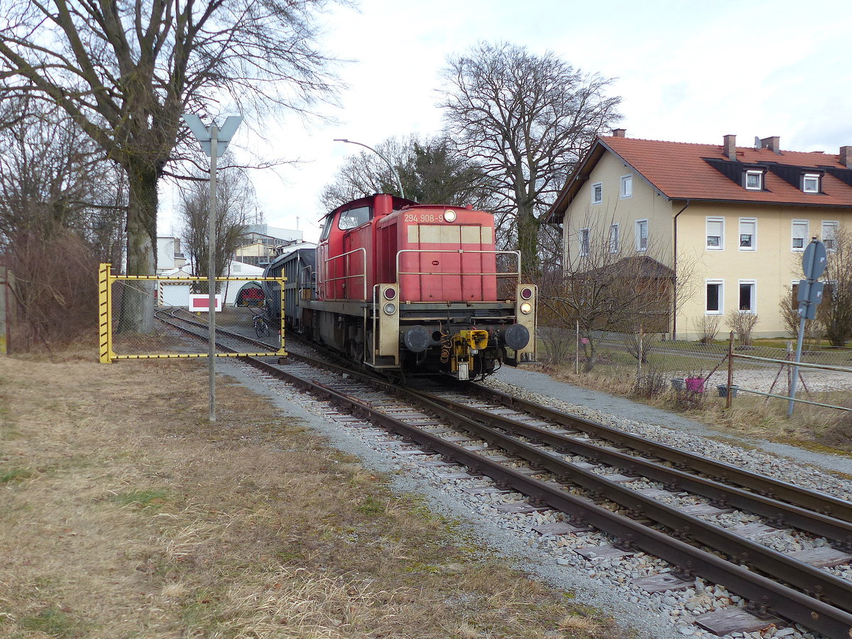 DB 294 908-9 zieht am 12.02.2020 einige Wagen aus dem AlzChem Werk Schalchen in Tacherting.
