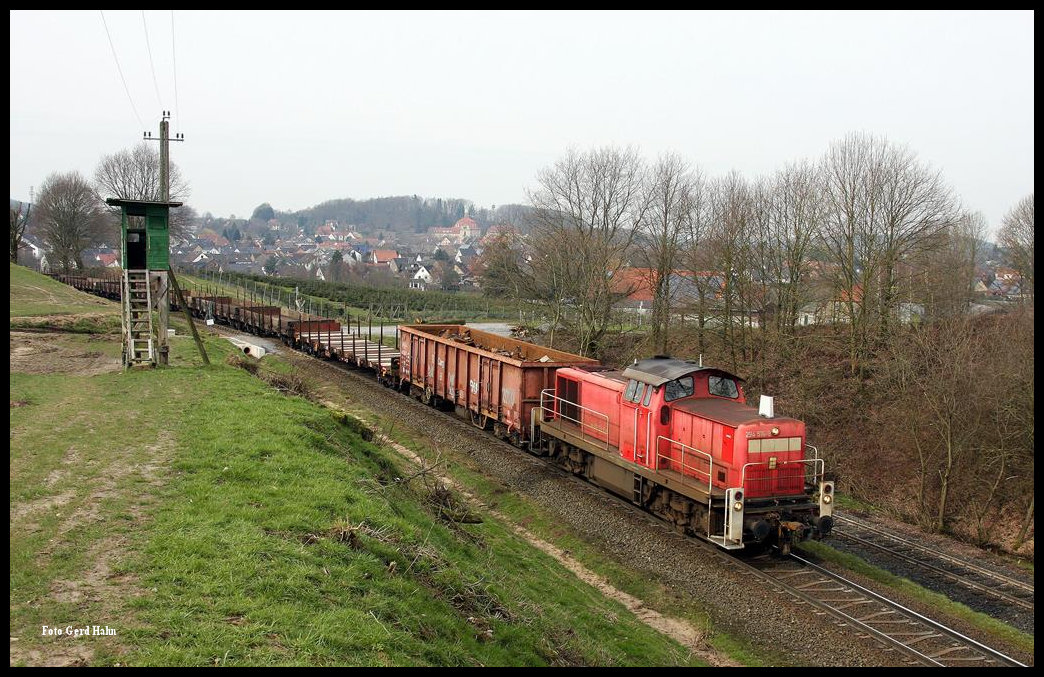 DB 294574 erreicht hier am 1.3.2016 um 12.30 Uhr vor der Kulisse von Holzhausen mit dem Kloster Ohrbeck die Zufahrt zum Stahlwerk in Georgsmarienhütte.