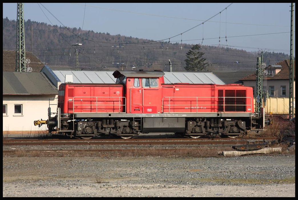 DB 294635 steht hier am 23.2.2018 im Bahnhof Lichtenfels.