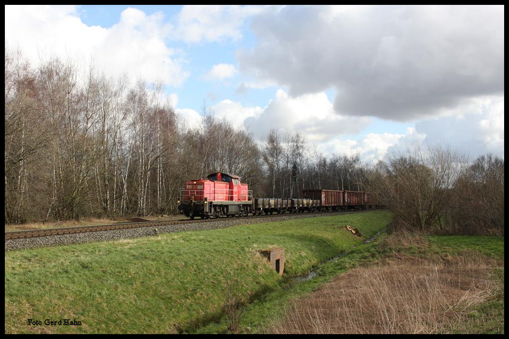 DB 295059 kam am 24.2.2016 um 13.10 Uhr, der an Wochentagen mittäglichen Standard Leistung, mit einem Stahlzug aus Georgsmarienhütte und erreicht hier nach ca. 500 Metern den Bahnhof Hasbergen. Dort setzt die Lok um und fährt in Richtung Osnabrück weiter!