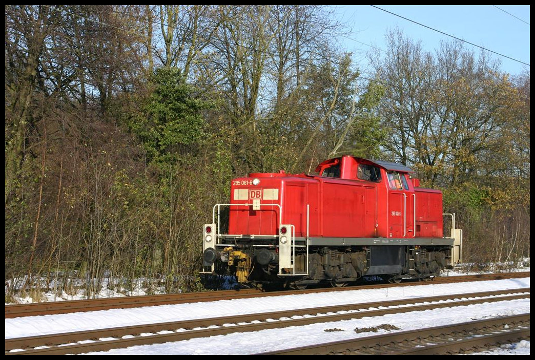 DB 295061 wartet am 2.12.2005 um 10.58 Uhr auf dem Ausweichgleis im Bahnhof Natrup Hagen eine Überholung in Richtung Münster ab.