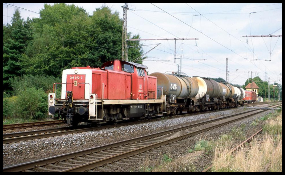DB 295072-3 ist hier mit einem Kesselwagen Zug in Velpe bei Westerkappeln am 9.9.2003 um 15.10 Uhr in Richtung Rheine unterwegs.