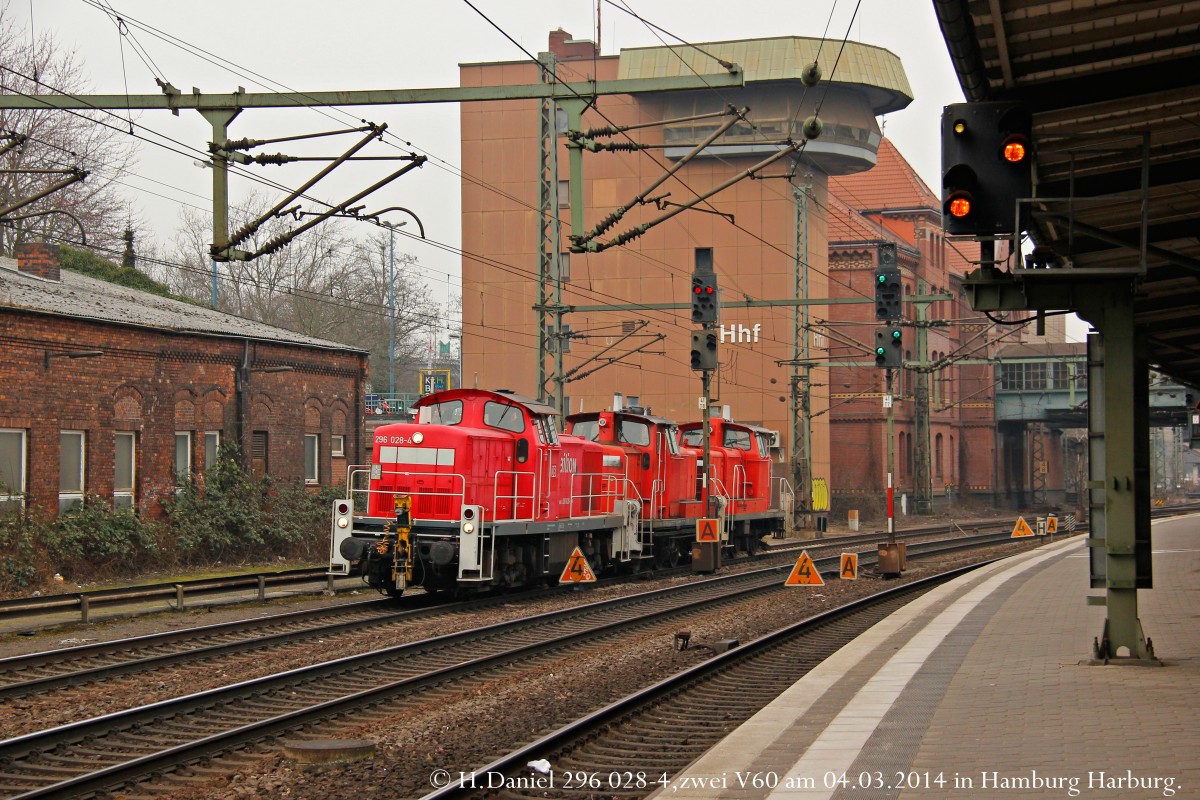 DB 296 028-4 Railion mit zwei DB V60 in Hamburg Harburg, M�rz 2014.