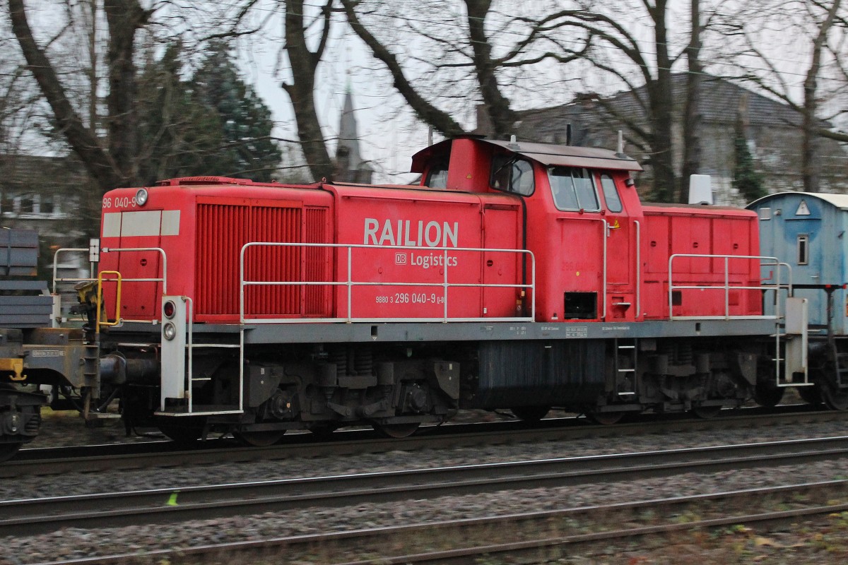 DB 296 040 10.12.13 in einem Güterzug eingereiht in Ratingen-Lintorf.