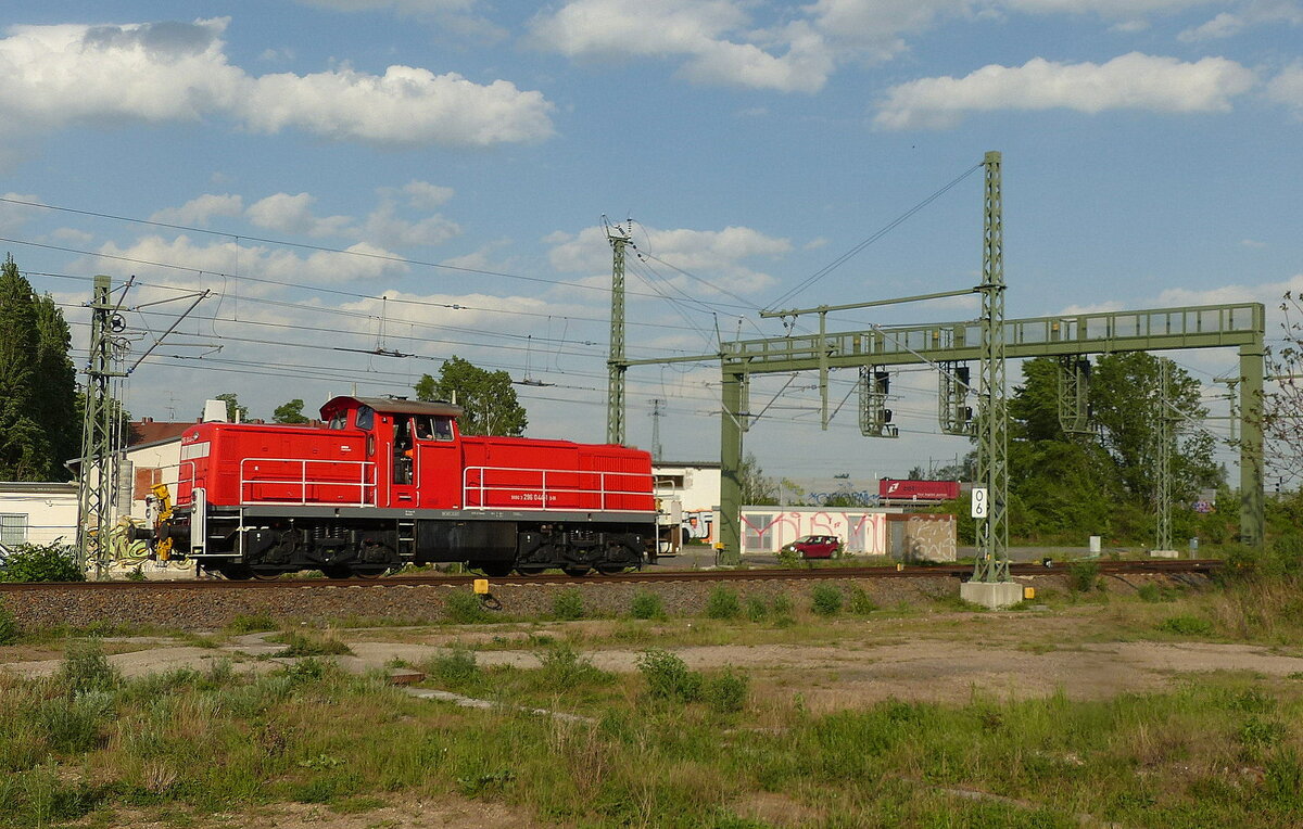 DB 296 044-1 am 11.05.2022 auf Rangierfahrt in Halle (S) Hbf.