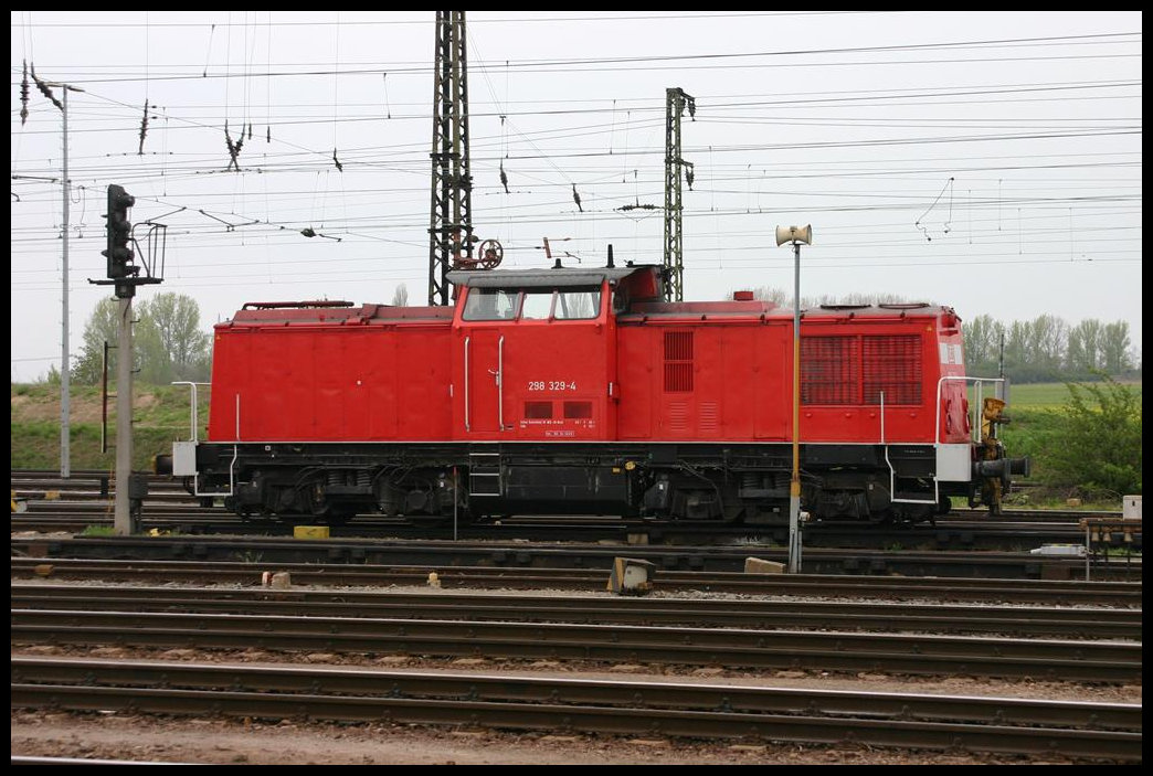 DB 298329-4 am 24.4.2005 im Bahnhof Großkorbetha.