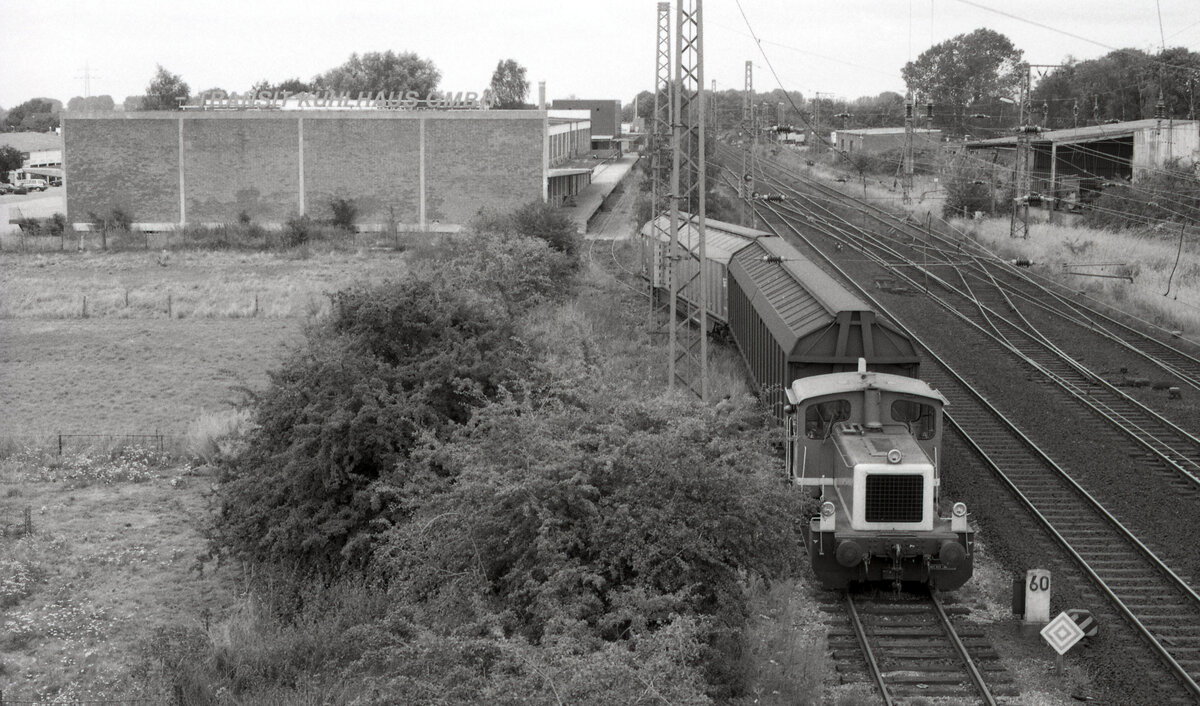 DB 332 150-2 holt 2 Wagen typ Habbis ab beim Kühlhaus Emmerich. Dieser Gleisanschluss wurde ende 90er Jahre reaktiviert. Eine Firma verlud hier noch ab und zu Waren auf der Bahn. In 2003 wurde das Anschlussgleis abgebaut. Emmerich, 28.08.1998, 16.00u. Scanbild 13285, Ilford FP4.