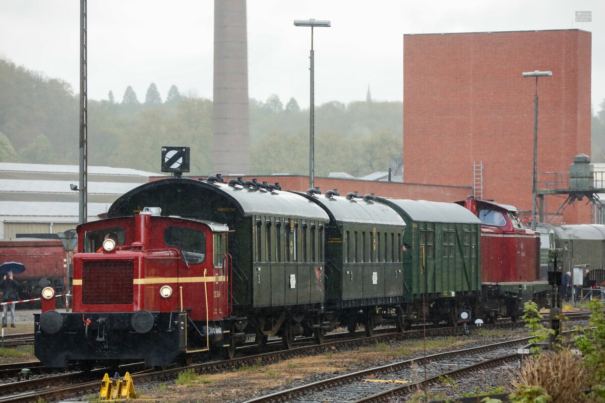 DB 332 306-0 & DB 212 007-9 mit Pendelzug im Eisenbahnmuseum Bochum Dahlhausen, April 2024.
