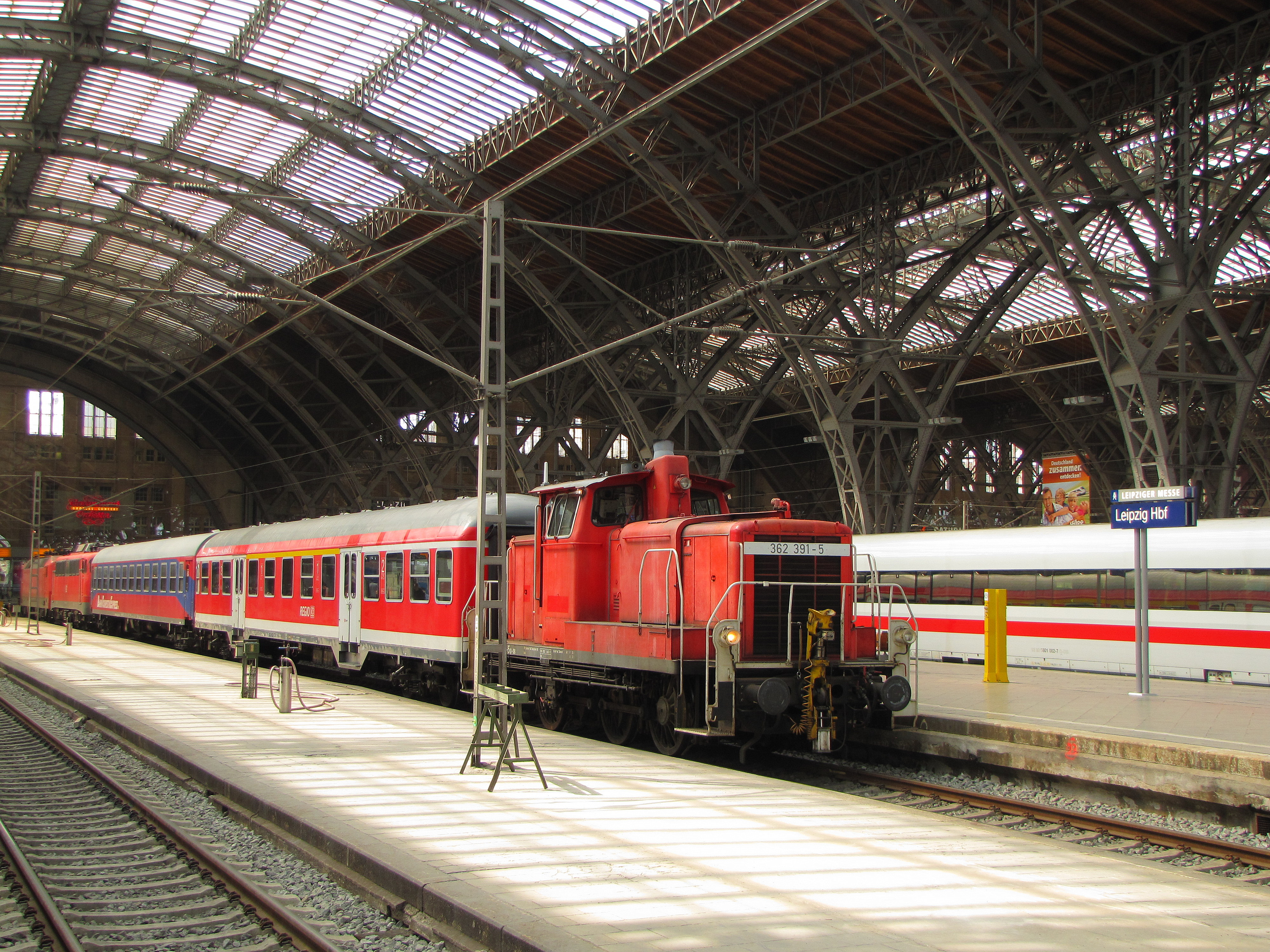 DB 362 391-5 zieht am 22.08.2013 den PbZ 2467 aus Berlin-Lichtenberg aus der Halle des Leipziger Hauptbahnhofs.