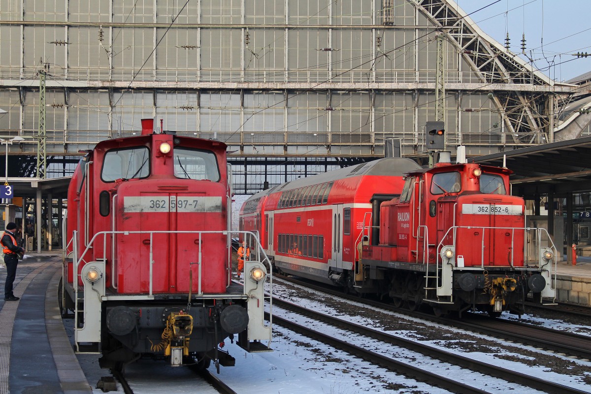 DB 362 597 und 362 852 am 30.1.14 beim Tauschen eines Steuerwagens in Bremen Hbf.