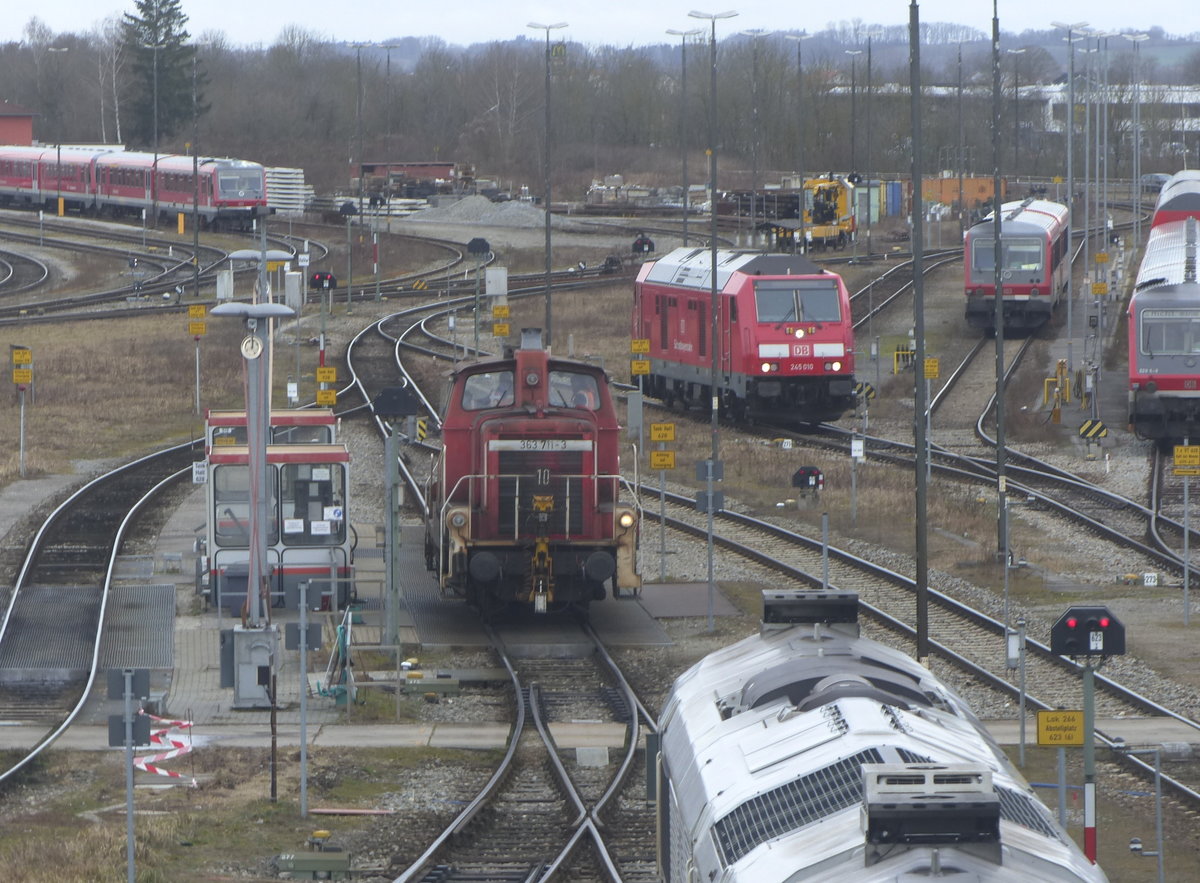 DB 363 711-3 am 12.02.2020 an der Tankstelle in Mühldorf (Oberbay). Im Hintergrund rangiert die DB 245 010.