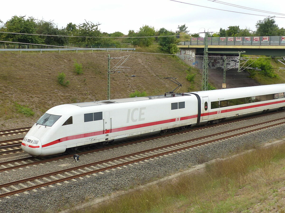 DB 401 018-7  Gelnhausen  als ICE 802 von München Hbf nach Hamburg-Altona, am 01.09.2021 in Erfurt-Linderbach.