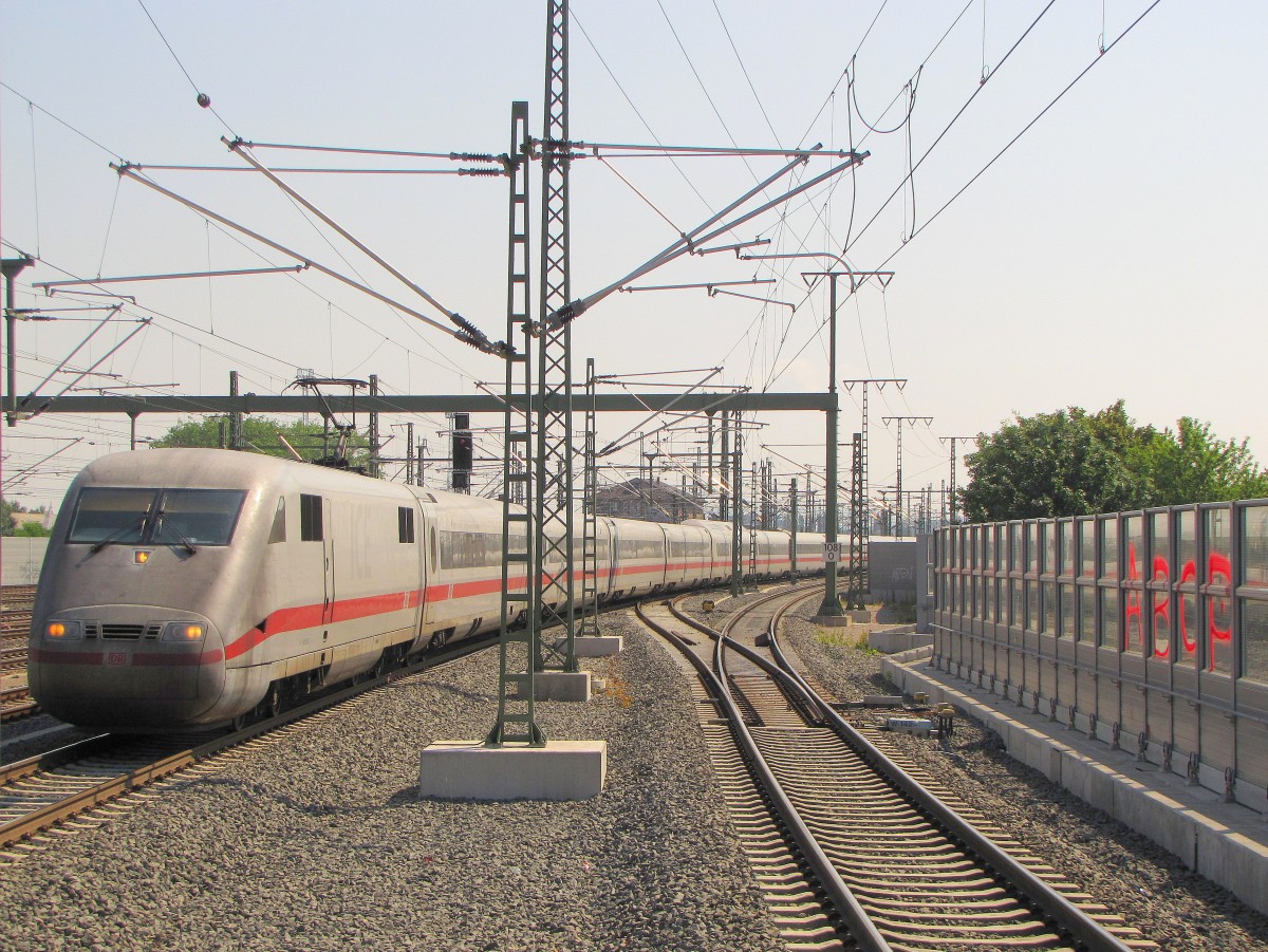 DB 401 052-6  Hanau  als umgeleiteter ICE 279 von Berlin Hbf (tief) nach Basel SBB, am 03.07.2013 in Erfurt Hbf.