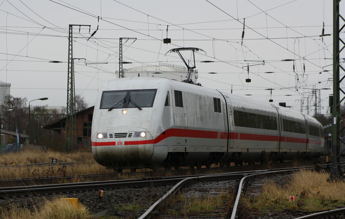 DB 401 072-4 | Tz Name: Aschaffenburg | ICE 1043 | Anklam | Februar 2023 | ich stehe am Anschluss Binnenhafen neben dem Gleis. 