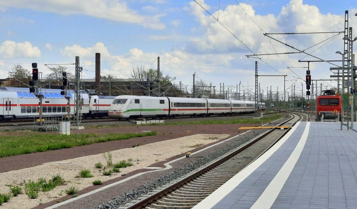 DB 401 077-3 als ICE 707 von Hamburg-Altona nach München Hbf, am 20.05.2021 in Halle (S) Hbf.