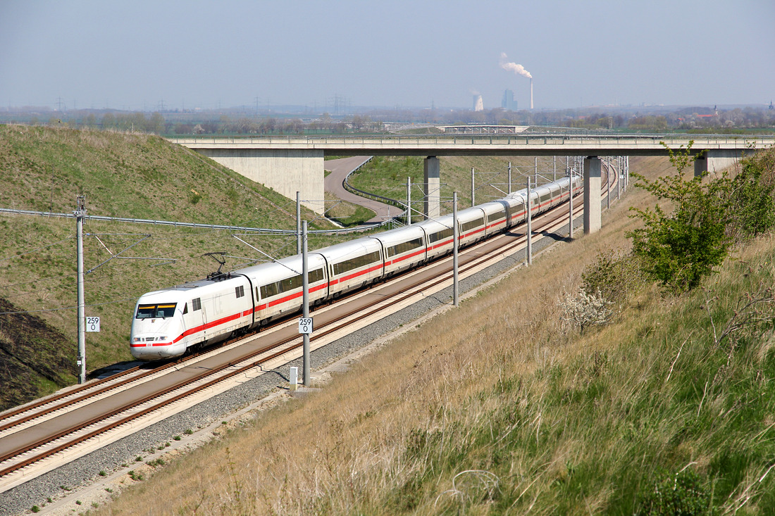 DB 401 xxx // Aufgenommen in der Nähe von Mücheln. // 16. April 2019
Bei der Brücke im Hintergrund handelt es sich um die Bahnstrecke Querfurt - Merseburg.