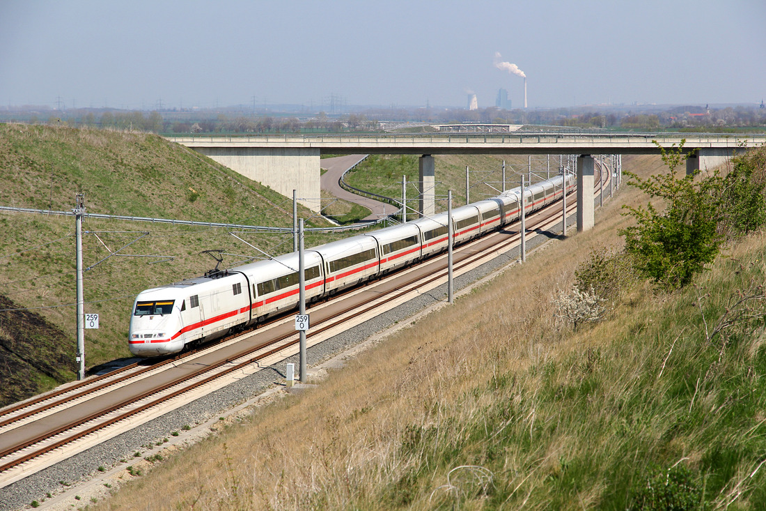 DB 401 xxx // Aufgenommen in der Nähe von Mücheln. // 16. April 2019
Bei der Brücke im Hintergrund handelt es sich um die Bahnstrecke Querfurt - Merseburg.