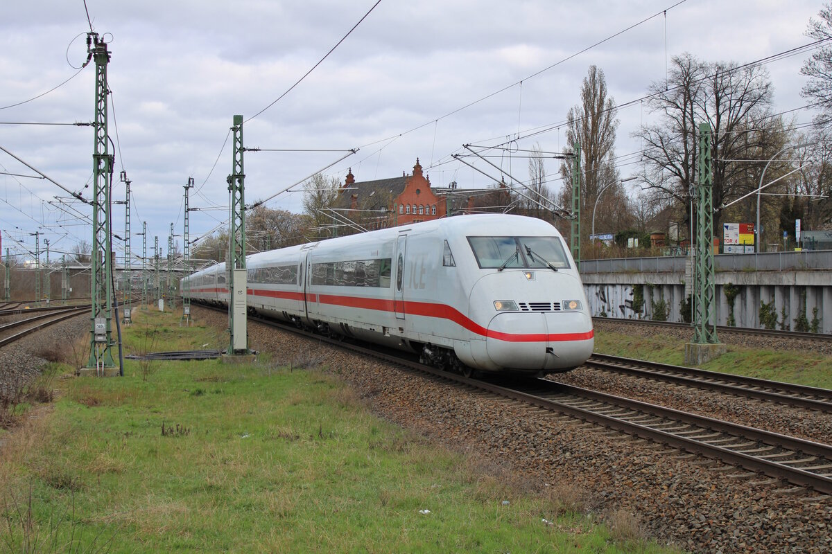 DB 402 002 erreicht von Ostseebad Binz als ICE 2505 kommend seinen Zielbahnhof Berlin Südkreuz. (03.04.2023)