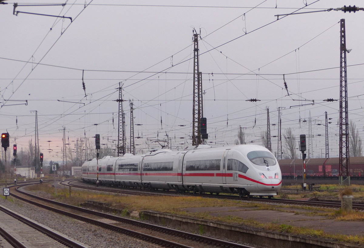 DB 403 028-4 als ICE 1509 von Hamburg-Altona nach München Hbf, am 16.12.2017 in Großkorbetha.