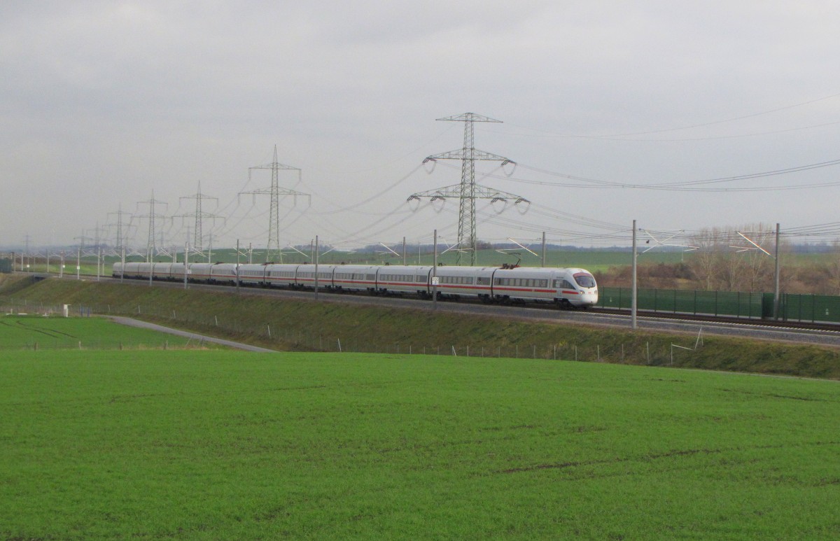 DB 411 029 mit der Beschriftung  Leipzig  + 411 073  Halle (Saale)  als VDE 8.2 Erffnungssonderzug ICE 9501 von Halle (S) Hbf nach Erfurt Hbf, am 09.12.2015 auf der Neubaustrecke bei Erfurt-Vieselbach. Die Triebzug  Leipzig  war nicht der Originale und wird sicher die kommenden Tage wieder auf seinen ursprnglichen Namen  Kiel  zurckgeklebt. 