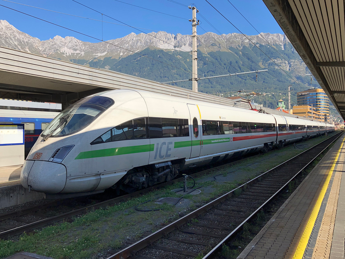 DB 411 509-3 wartet am frühen Morgen als ICE 1206 auf die Ausfahrt nach Hamburg-Altona über die Mittenwaldbahn. Aufgenommen in Innsbruck Hbf am 25.09.2021