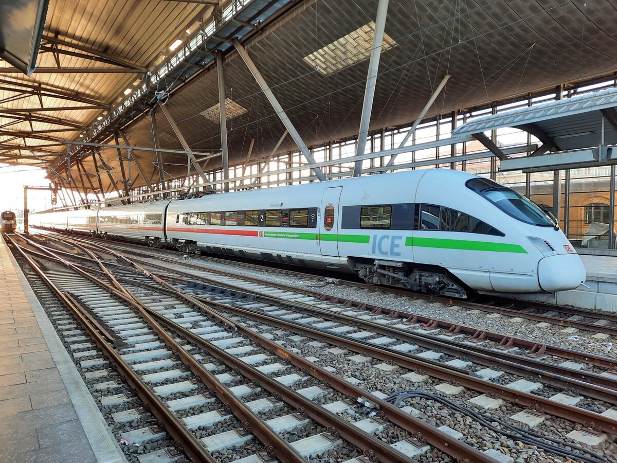 DB 411 572  Dresden  als ICE 92  Berolina  von Wien Hbf nach Hamburg Hbf, am 12.03.2022 in Erfurt Hbf.