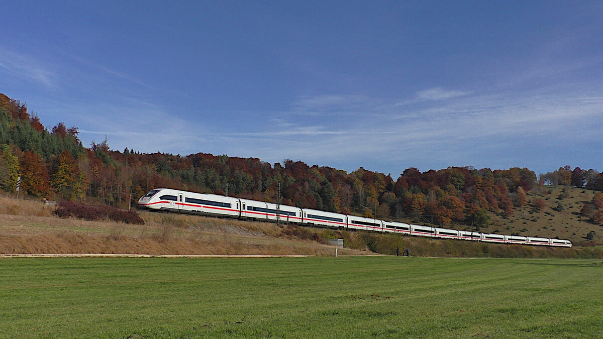 DB 412 043 schlängelt sich am 31.10.2021 über die Filstalbahn bei Urspring.