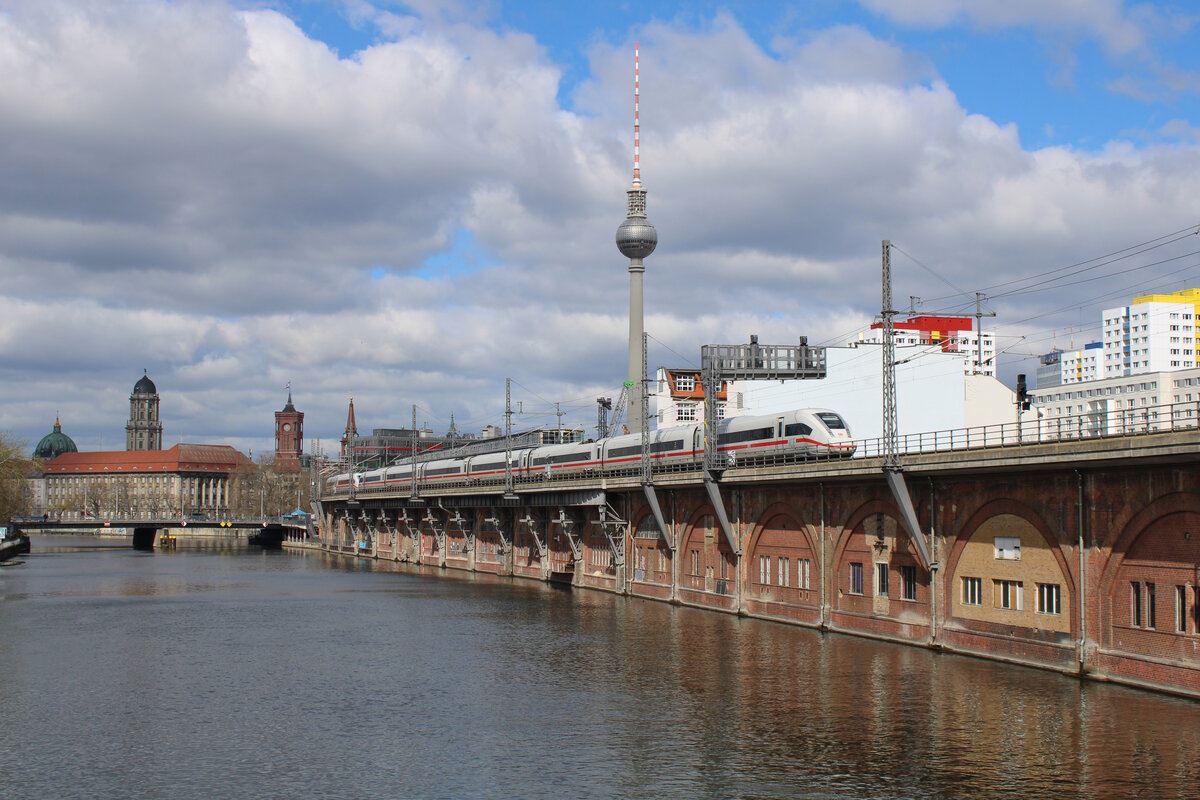 DB 412 201 und 412 218 passieren die Jannowitzbrücke auf der Fahrt zu ihrem Zielbahnhof Berlin Ostbahnhof. (03.04.2023)