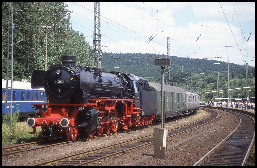 DB 41360 steht mit einem Sonderzug aus Anlass des Viadukt Festes am 13.7.2003 im Bahnhof Altenbeken.