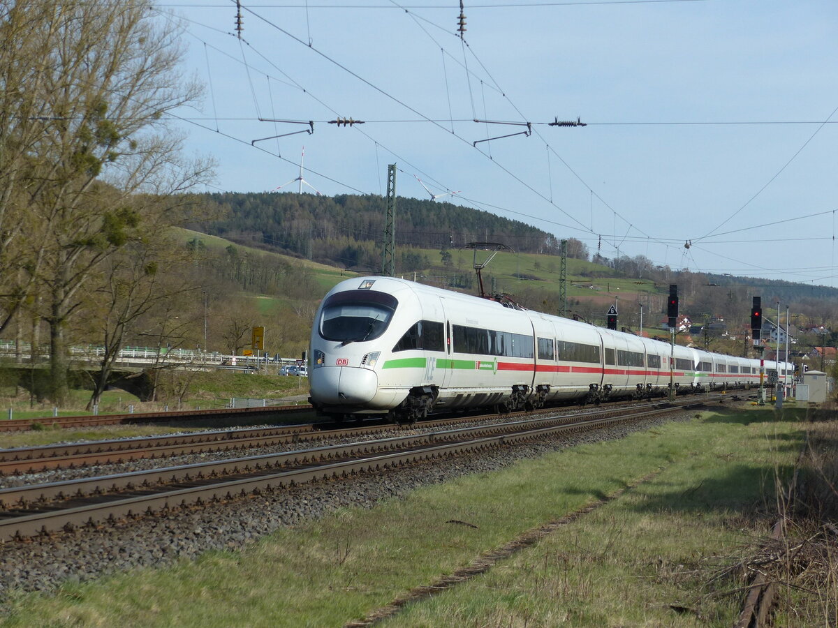 DB 415 523  Hansestadt Greifswald  + 411 560  Markt Holzkirchen  als ICE 1653 von Wiesbaden Hbf nach Dresden Hbf, am 11.04.2022 in Oberhaun.