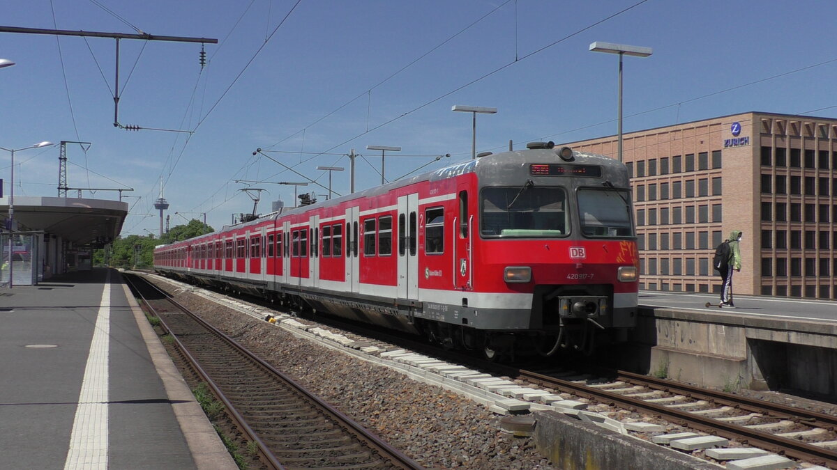 DB 420 417 der S-Bahn Köln steht mit einem weiteren ET420 als S12 nach Hennef(Sieg) in Köln Messe/Deutz. (02.06.2021)