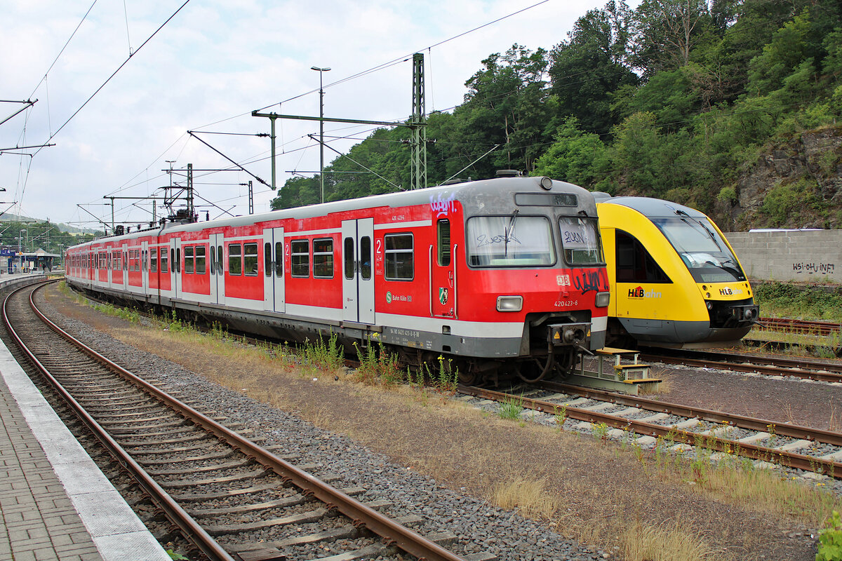 DB 420 423-6 und HLB 640 107-8 stehen in Au(Sieg) abgestellt. (02.07.2023)