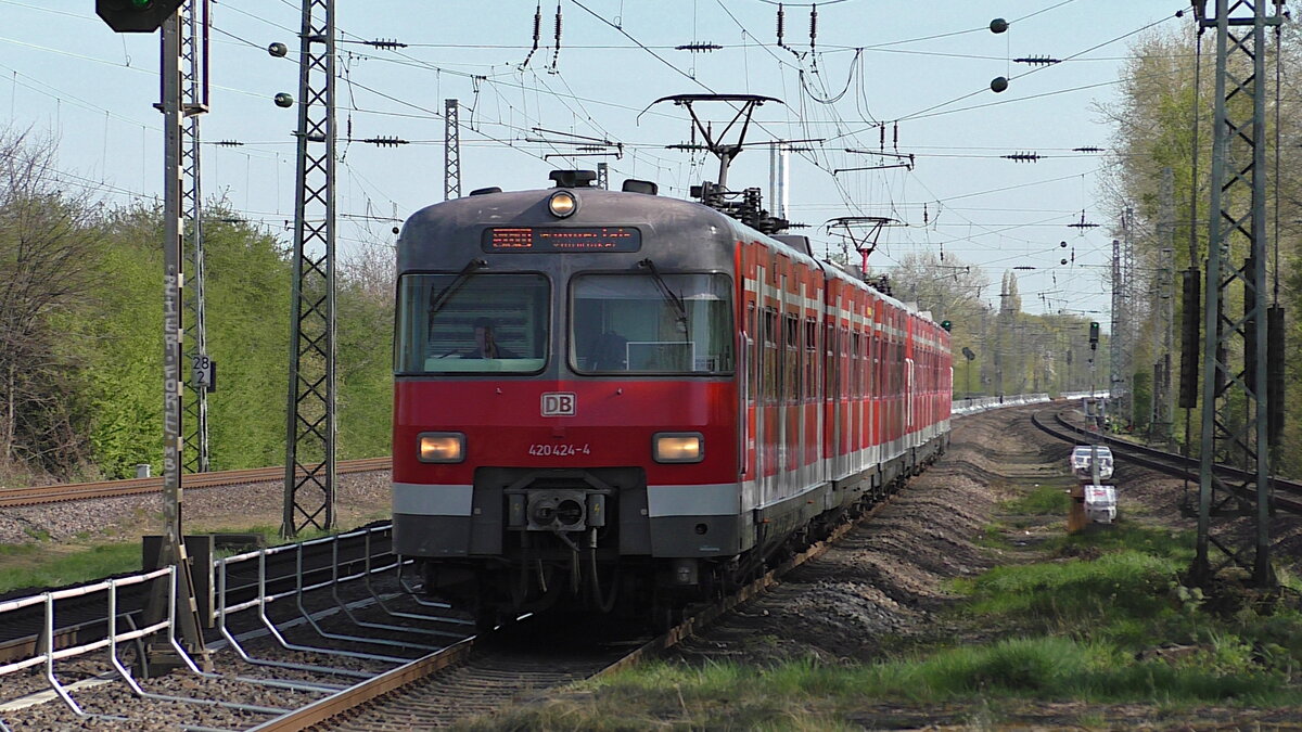 DB 420 424-4 fährt am 11.04.2022 als S68 Langenfeld(Rheinland) - Wuppertal-Vohwinkel in Düsseldorf-Benrath ein.