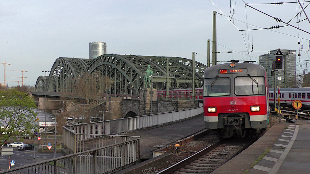 DB 420 426-9 fährt auf der S12 in Richtung Horrem in Köln Hbf ein. (12.04.2022)