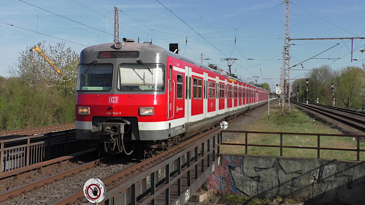 DB 420 440 fährt am 11.04.2022 als S68 Langenfeld(Rheinland) - Wuppertal-Vohwinkel in Düsseldorf Eller-Süd ein.