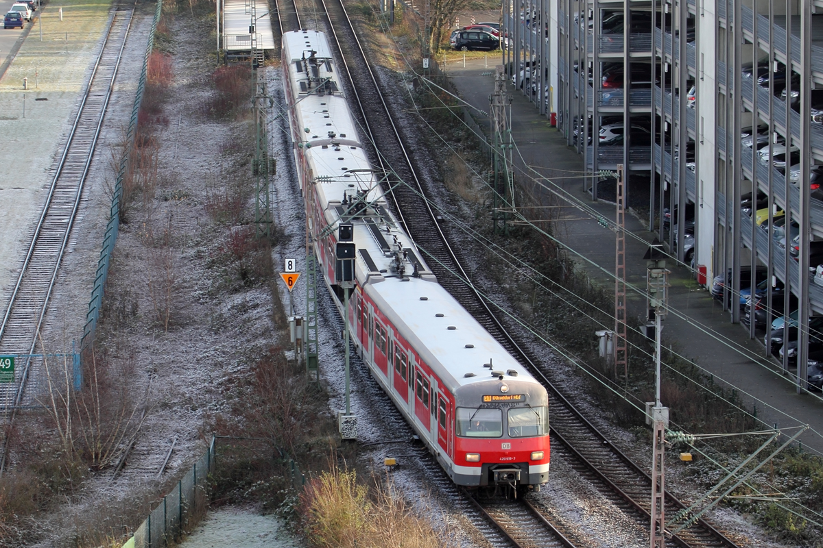 DB 420 919-3 in Düsseldorf am Flughafen fotografiert vom Parkhaus P7 22.12.2021