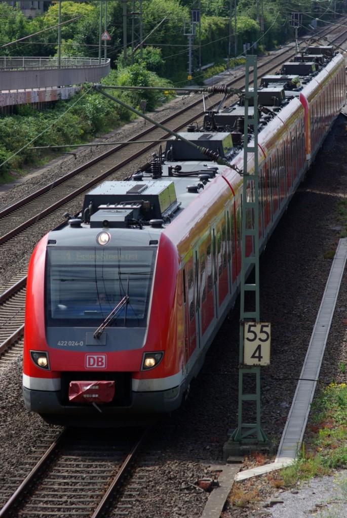 DB 422 024 am 11.07.2015 als S1 in Duisburg Großenbaum. Die S1 war zum Aufnahmezeitpunkt wegen Bauarbeiten zwischen Essen und Bochum nur bis Essen-Steele-Ost in Betrieb.