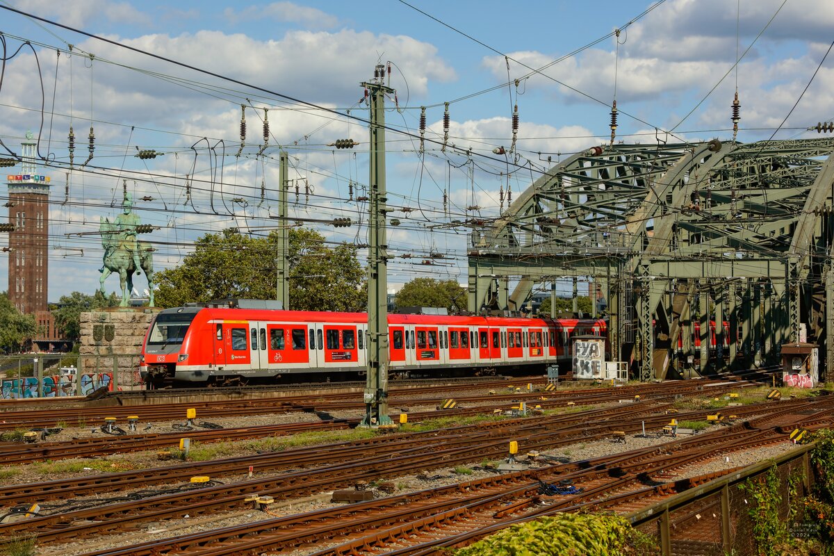 DB 422 054-7 als S6 in Köln, August 2024.